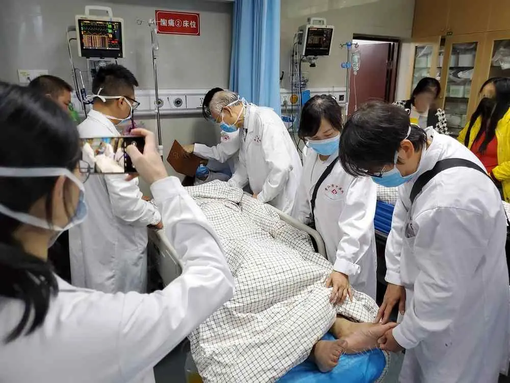 朱明清教授、施如珊醫師與張勝鈞醫師於急診室