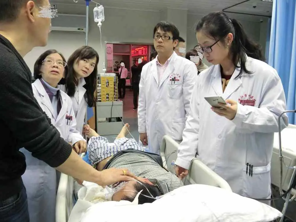 Dr. Moyee Siu, Dr. Shy and Dr. Sheng Chun Chang during bedside clinical teaching in the Emergency Room, 2017.