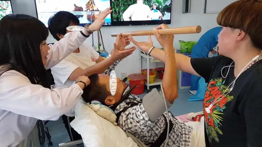 Dr. Ru Shan Shy demonstrating live needling combined with Dao Yin for a cervical spine (C5–6) injury, 2018.
