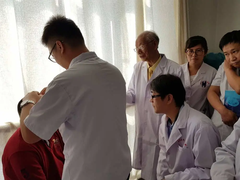 Professor Ming Qing Zhu and Dr. Sheng Chun Chang during Zhu's Scalp Acupuncture (ZSA) clinical teaching, 2018.