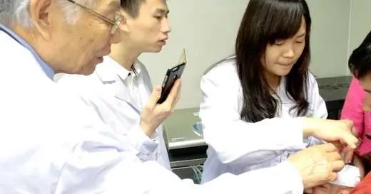 2019 emergency department clinical teaching on a pediatric fever case, Professor Ming Qing Zhu and Dr. Ru Shan Shy｜2019 急診臨床教學・小兒發燒・朱明清教授・施如珊醫師